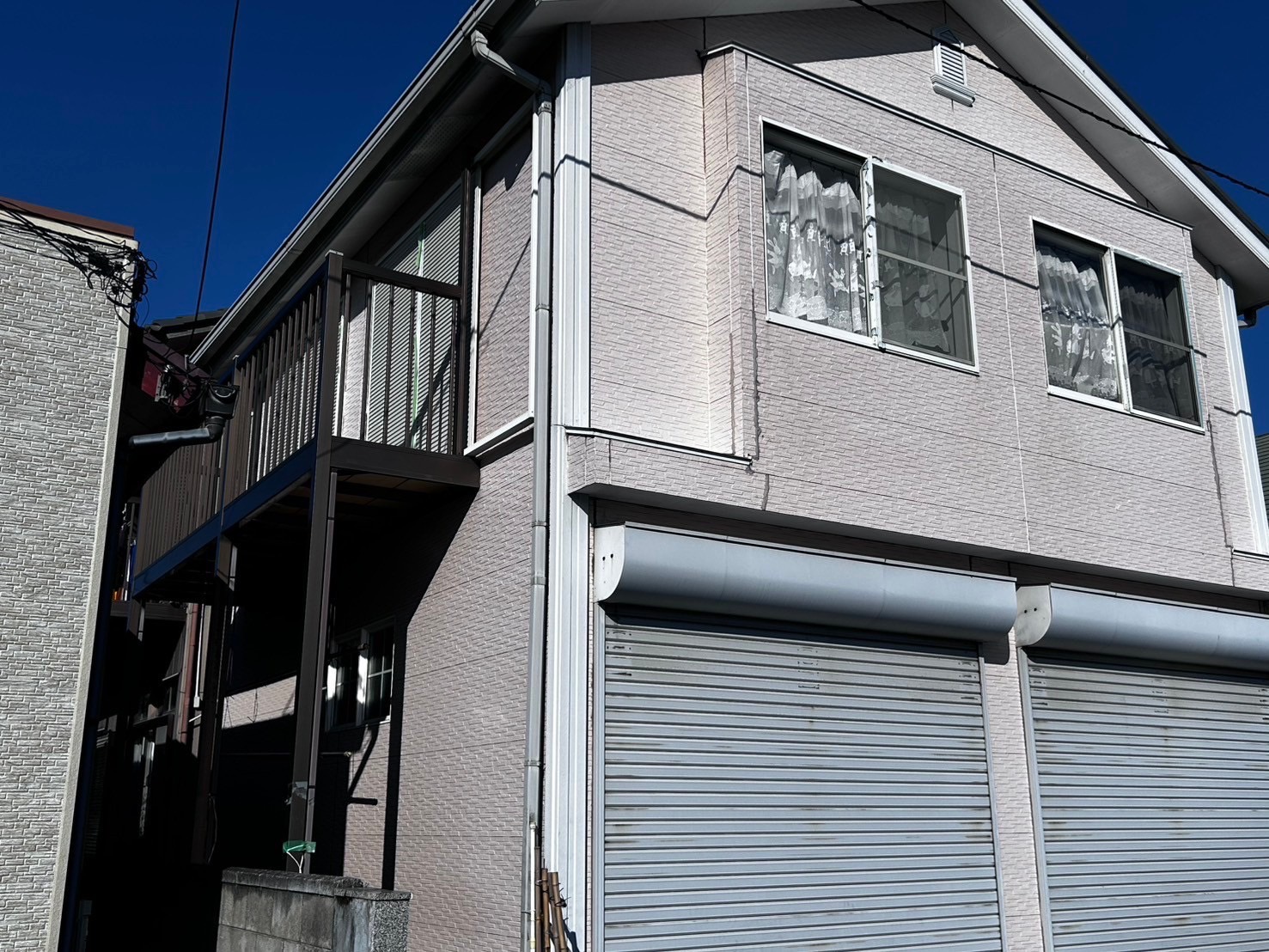 母屋と離れをつなぐ場所から雨漏り‼　君津市　外壁塗装　屋根カバー工法