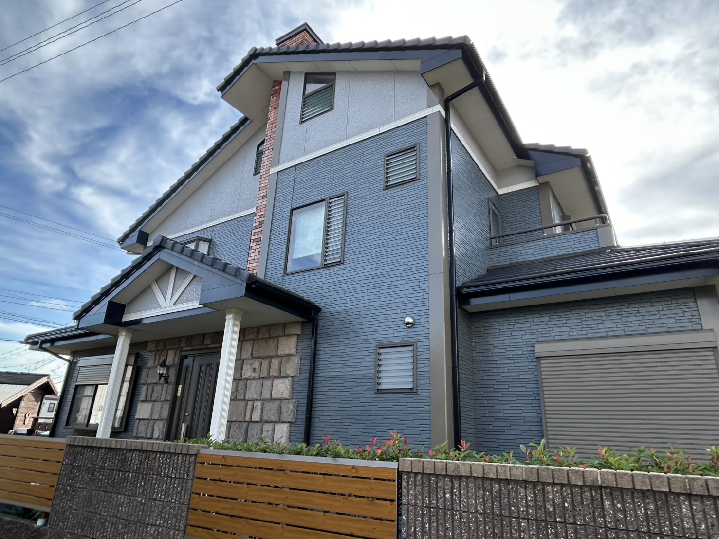 【施工事例あり】2色の塗料で新築の美しさを再現!多彩模様塗りのポイントを解説